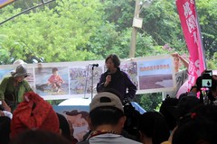 蔡英文（圖左）走訪藻礁，認為台灣正處於價值選擇的關鍵，期待台灣人民能選擇生態台灣。（攝影：呂東杰）