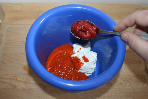 26 - Tomatenmark addieren / Add tomato puree