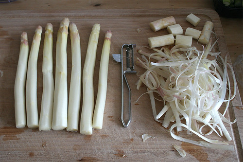12 - Weißen Spargel schälen / Peel white asparagus
