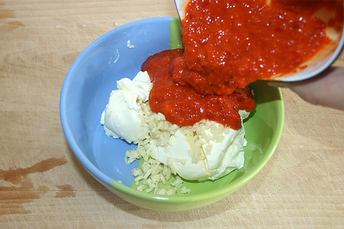 22 - Frischkäse, Knoblauch & Ajvar in Schüssel geben / Put cream cheese, garlic & ajvar into bowl