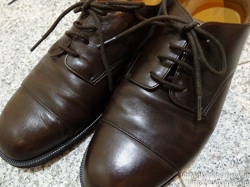 茶色の革靴＆買ったままの靴紐
