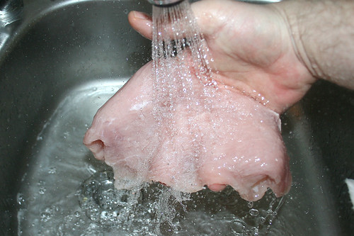 25 - Putensteaks gründlich waschen / Wash turkey schnitzel