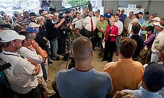 2010年4月30日，NOAA局長盧布琴科(Jane Lubchenco)在英國石油的深水地平線漏油事件之後，與路易斯安那州威尼斯漁民及航班船長見面。圖片來自：美國綠色和平。