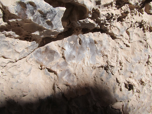 Le désert d'Atacama: la caverne de sel de la Valle de la Luna. Il s'agit bien de sel, recouvert de sable et de poussière.