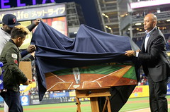 Mariano Rivera unveils the Yankees' retirement gift for David Ortiz.