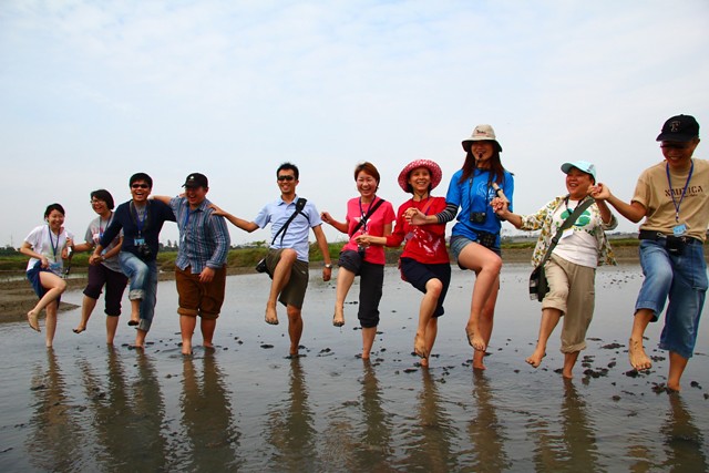 鹽田復晒後，布袋嘴文化協會積極開拓鹽田體驗之旅，以生態旅遊的方式，讓民眾親近鹽田，也了解台灣鹽業的過去。圖片來源：台灣環境資訊協會。