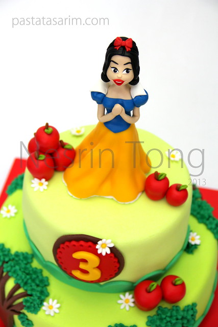 snow white cake apple