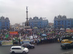 Policia cerca Plaza Dos de Mayo. 12 de Julio. by carlos mejia a.