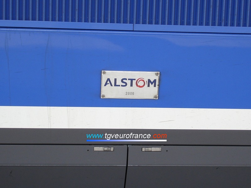 Vue de la plaque du constructeur Alstom sur la motrice paire de la rame TGV Duplex 286 de SNCF Voyages