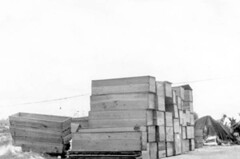 堆放在路旁成堆的棺木（資料來源：http://www.floridamemory.com/photographiccollection/photo_exhibits/hurricanes/）