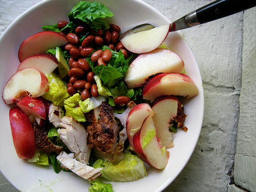 green salad with chicken, pinto beans, and nectarines
