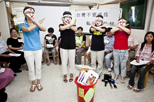 食管局修訂銫安全容許量，主婦聯盟等12個團體諷刺台灣成為輻銫廚餘桶。（攝影：楊萬雲）