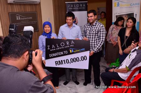 (M) Lee Wee Jonn And (R) Johan Surani, The Founders Of Zalora Malaysia Were Giving The Mock Cheque To Tan Sri Faizah Mohd Tahir (L), The President Of Orphancare
