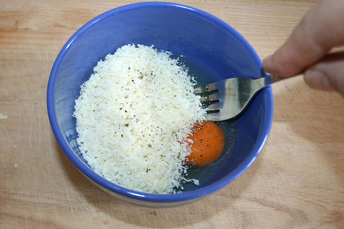 27 - Eier Käse & Pfeffer in Schüssel geben / Add cheese, eggs & pepper to bowl