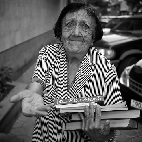  無料写真素材, 人物, 中年・高齢者, おばあちゃん・おばあさん, モノクロ, 本・ブック, アルメニア人  