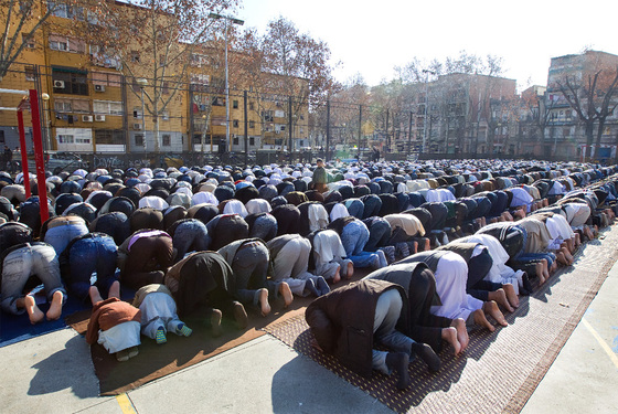 

musulmanes rezando en badalona (barcelona)

