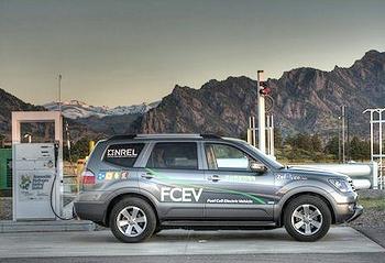 2011年6月，在科羅拉多州Boulder氫燃料站中的燃料電池休旅車(照片來源：再生能源實驗室)