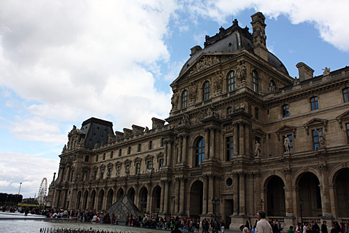 Louvre-outside-of-bldg