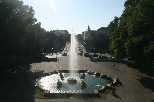Delfinbrunnen & Blick in die Prinzregentenstraße