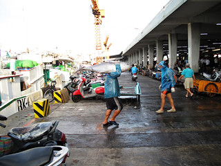 6:00 漁工穿著特殊的工作服將船艙中的黃鰭鮪搬到拍賣場上。