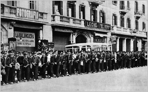 Barcelona octubre de 1934 los mossos de escuadra detenidos, a su paso por la Vía Laietana. by Octavi Centelles