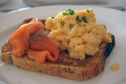 saumon fumé et scramble eggs