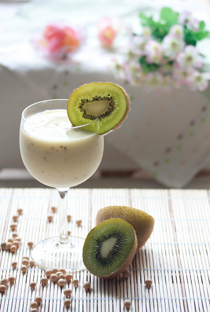 Kiwi Mango Soya Milk Smoothie