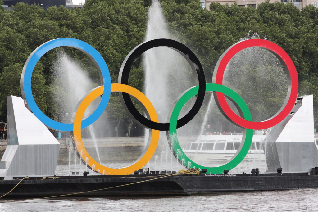 олимпийские кольца на реке Темзе