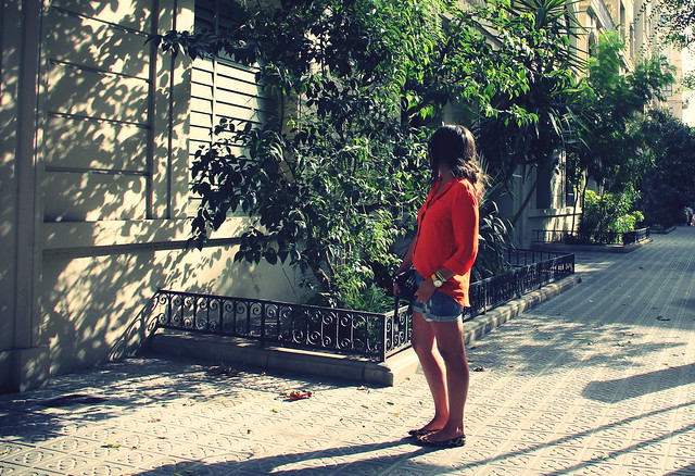look camisa naranja + shorts