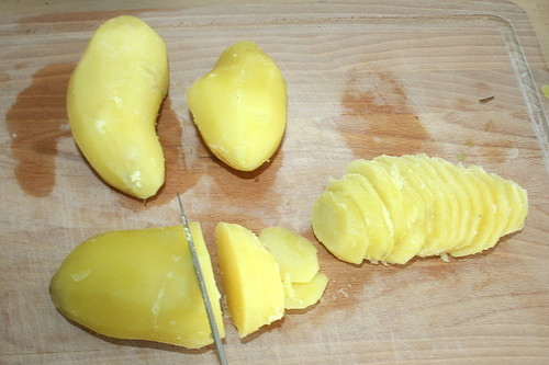 28 - Kartoffeln in Scheiben schneiden / Cut potatoes in slices