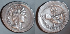RRC 494/41 L.MVSSIDIVS LONGVS Mussidia Denarius. Concord, Clasped hands caduceus. Rome 42BC.