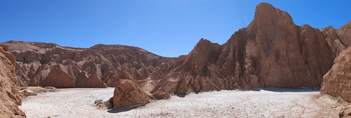 Le désert d'Atacama: un mini salar à l'entrée de la Vallée de la Mort