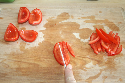 18 - Tomaten in Streifen schneiden / Cut tomatoes in stripes