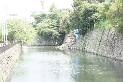 駿府城。石垣が崩れていた。
