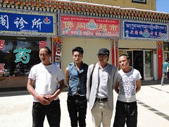 尕斗扎西老師與他幫忙的藏族少年(余宛如攝)