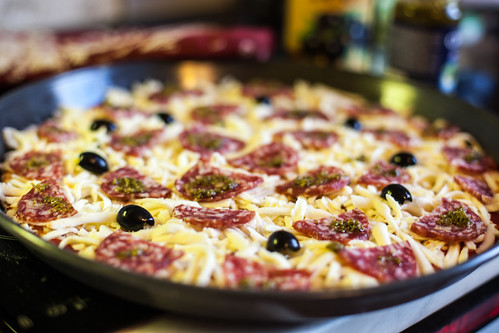 Пицца с колбасой оливками и моцареллой