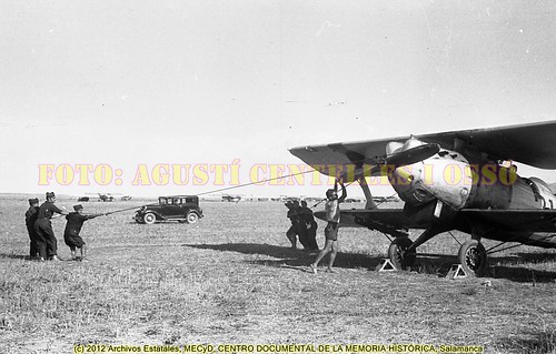 Campo de aviación de Albalatillo (frente de Aragón), agosto de 1936, "Alas Rojas" para defender la legalidad. Foto: Agustí Centelles i Ossó. by Octavi Centelles