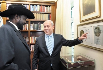 Republic of South Sudan President Silva Kiir jokes with Prime Minister Benjamin Netanyahu of Israel. Israel supported South Sudanese seccession but then expelled refugees from the Zionist state. by Pan-African News Wire File Photos