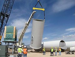 2009年11月工人在猶他州的Milford為First Wind公司的風場安裝渦輪機，南方公共能源管理局是這項能源的買主。（照片來源NREL）