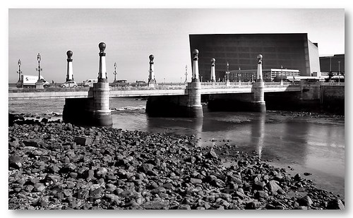 Ponte de Zurriola sobre o rio Urumea by VRfoto