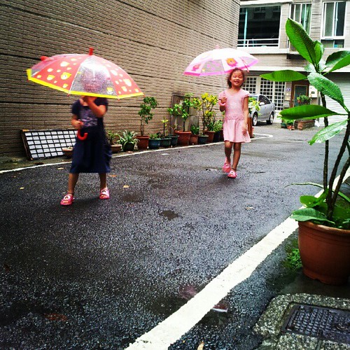 20120831 傘買來一直沒機會用 雨小了 下樓散散步吧！！