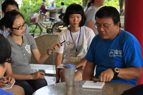環境資訊協會辦理的環境新聞寫作採編營期間，安排學員到彰濱海岸參訪，並分批訪談地方環保行動者、居民與學者。