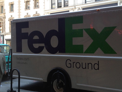 FedExのトラック。
