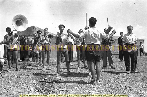 La banda de música del campo de aviación de Albalatillo, en el frente de Aragón, agosto de 1936. by Octavi Centelles