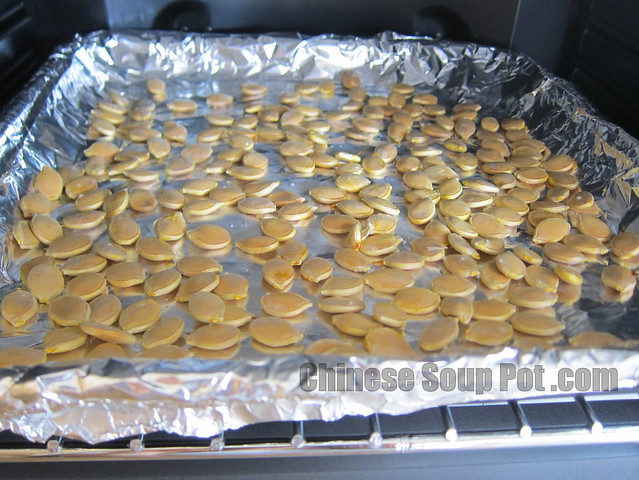 Bake kabocha pumpkin seeds in oven to make baked pumpkin seeds