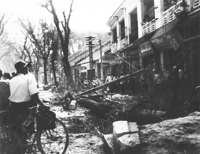 Hỏa tiễn 122 ly nổ phía trước tòa soạn báo Tiếng Chuông, 92-94 đường Gia Long. June 11, 68