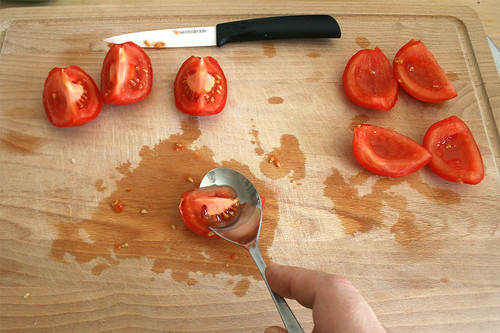 17 - Tomaten entkernen / Remove core