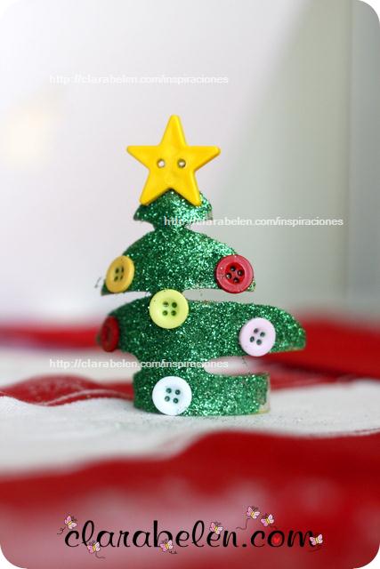 Cómo hacer pequeños árboles de Navidad para adorno o servilletero con rollos de papel y botones