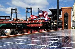 聖路易紅雀隊（St. Louis Cardinals）主場布希體育場（ Busch Stadium ）的新太陽能板陣列。（Microgrid Energy 提供）