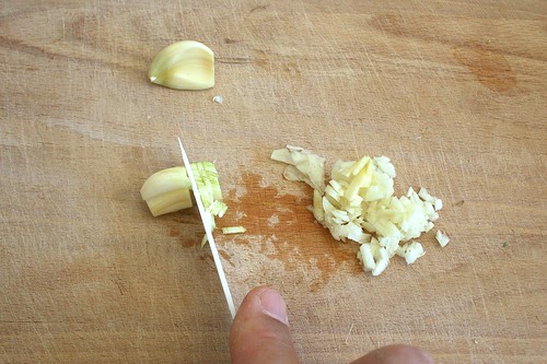 16 - Knoblauch hacken / Chop garlic